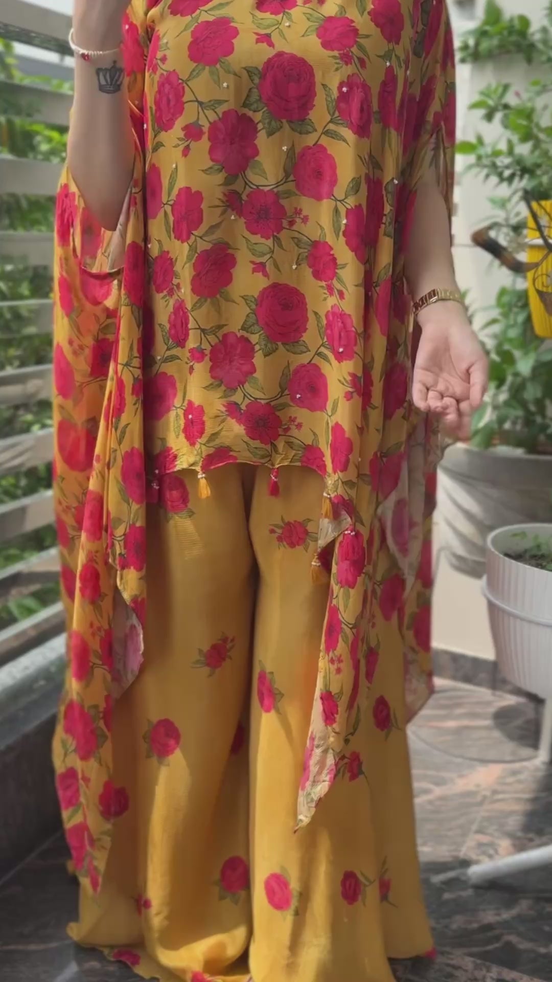 Sunehri Gul Kaftan Set